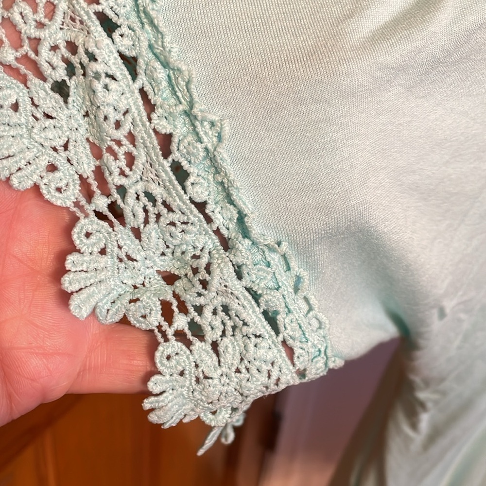 ☀️☀️☀️3 for 12$ ☀️☀️☀️Cold Shoulder Pull Over Top - Picture 5 of 10